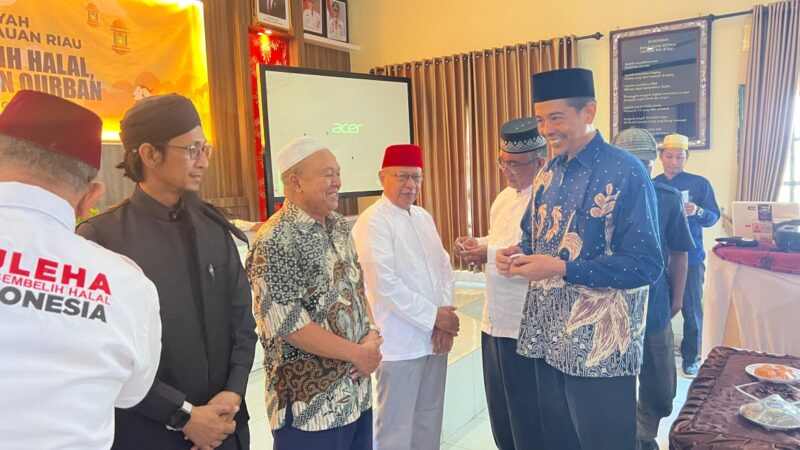 Kepala Kantor Kementerian Agama Kota Tanjungpinang, Erizal, memasang pin kepada salah satu peserta. Foto: INIKEPRI.COM