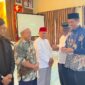Kepala Kantor Kementerian Agama Kota Tanjungpinang, Erizal, memasang pin kepada salah satu peserta. Foto: INIKEPRI.COM