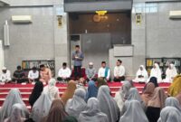 Wali Kota Batam, Amsakar Achmad, melepas keberangkatan 13 calon jemaah haji dari Perumahan Kurnia Djaja Alam (KDA) dalam acara Walimatussafar yang berlangsung di Masjid Darussalam KDA, Kamis (1/5/2025). Foto: INIKEPRI.COM/Media Center Batam 