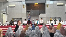 Wali Kota Batam, Amsakar Achmad, melepas keberangkatan 13 calon jemaah haji dari Perumahan Kurnia Djaja Alam (KDA) dalam acara Walimatussafar yang berlangsung di Masjid Darussalam KDA, Kamis (1/5/2025). Foto: INIKEPRI.COM/Media Center Batam 