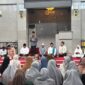 Wali Kota Batam, Amsakar Achmad, melepas keberangkatan 13 calon jemaah haji dari Perumahan Kurnia Djaja Alam (KDA) dalam acara Walimatussafar yang berlangsung di Masjid Darussalam KDA, Kamis (1/5/2025). Foto: INIKEPRI.COM/Media Center Batam 