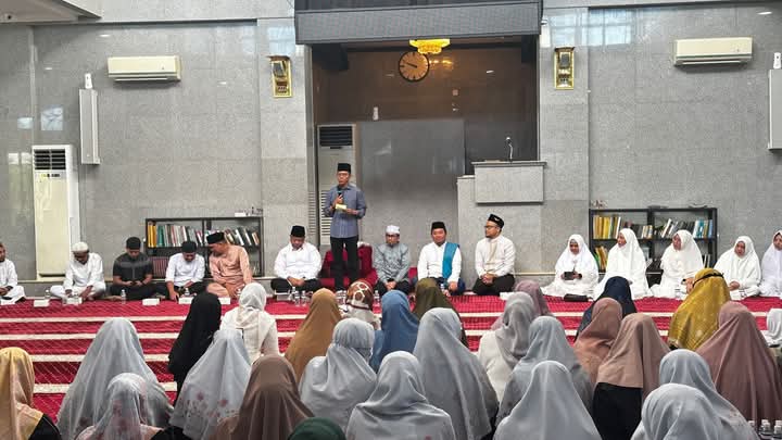 Wali Kota Batam, Amsakar Achmad, melepas keberangkatan 13 calon jemaah haji dari Perumahan Kurnia Djaja Alam (KDA) dalam acara Walimatussafar yang berlangsung di Masjid Darussalam KDA, Kamis (1/5/2025). Foto: INIKEPRI.COM/Media Center Batam 