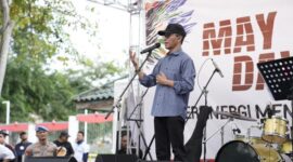 Wali Kota Batam, Amsakar Achmad, menghadiri peringatan Hari Buruh Internasional (May Day) 2025 yang diselenggarakan oleh Federasi Serikat Pekerja Metal Indonesia (FSPMI) di Halaman Plaza Batamindo, Muka Kuning. Foto: INIKEPRI.COM/Media Center Batam 