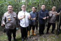 Wali Kota Batam, Amsakar Achmad, turut serta dalam kegiatan penanaman 1.000 pohon mangrove di kawasan pesisir Pelabuhan Kelurahan Tanjung Piayu, Kecamatan Sei Beduk, Kamis (1/5/2025). Foto: INIKEPRI.COM/Media Center Batam 