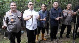 Wali Kota Batam, Amsakar Achmad, turut serta dalam kegiatan penanaman 1.000 pohon mangrove di kawasan pesisir Pelabuhan Kelurahan Tanjung Piayu, Kecamatan Sei Beduk, Kamis (1/5/2025). Foto: INIKEPRI.COM/Media Center Batam 