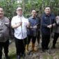 Wali Kota Batam, Amsakar Achmad, turut serta dalam kegiatan penanaman 1.000 pohon mangrove di kawasan pesisir Pelabuhan Kelurahan Tanjung Piayu, Kecamatan Sei Beduk, Kamis (1/5/2025). Foto: INIKEPRI.COM/Media Center Batam 