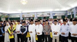 Wali Kota Batam Amsakar Achmad saat melepas kloter pertama CJH Embarkasi Batam. Foto: INIKEPRI.COM