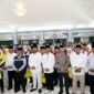 Wali Kota Batam Amsakar Achmad saat melepas kloter pertama CJH Embarkasi Batam. Foto: INIKEPRI.COM