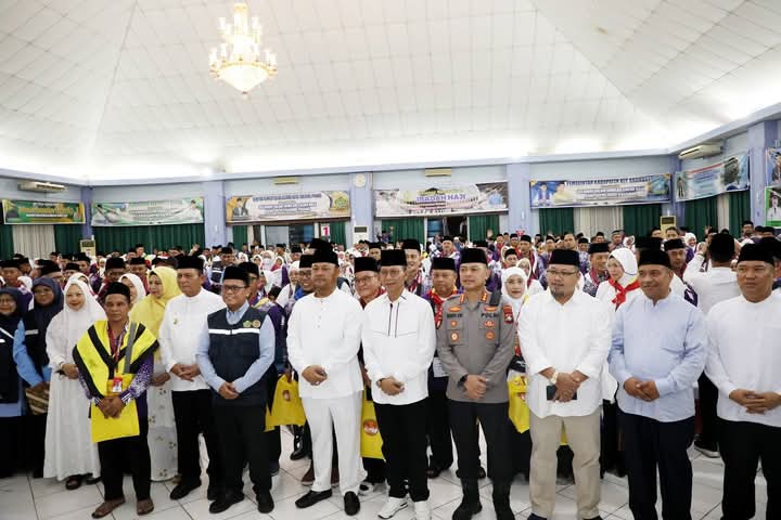 Wali Kota Batam Amsakar Achmad saat melepas kloter pertama CJH Embarkasi Batam. Foto: INIKEPRI.COM