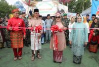 Ketua Tim Penggerak PKK Kota Batam, Erlita Amsakar, menghadiri upacara peringatan Hari Pendidikan Nasional (Hardiknas) tingkat Kota Batam yang digelar oleh Pemerintah Kota Batam di Alun-Alun Engku Putri, Jumat (2/5/2025). Foto: INIKEPRI.COM/Media Center Batam 