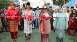 Ketua Tim Penggerak PKK Kota Batam, Erlita Amsakar, menghadiri upacara peringatan Hari Pendidikan Nasional (Hardiknas) tingkat Kota Batam yang digelar oleh Pemerintah Kota Batam di Alun-Alun Engku Putri, Jumat (2/5/2025). Foto: INIKEPRI.COM/Media Center Batam 