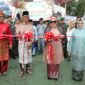 Ketua Tim Penggerak PKK Kota Batam, Erlita Amsakar, menghadiri upacara peringatan Hari Pendidikan Nasional (Hardiknas) tingkat Kota Batam yang digelar oleh Pemerintah Kota Batam di Alun-Alun Engku Putri, Jumat (2/5/2025). Foto: INIKEPRI.COM/Media Center Batam 