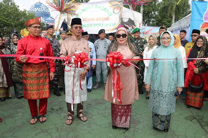 Ketua Tim Penggerak PKK Kota Batam, Erlita Amsakar, menghadiri upacara peringatan Hari Pendidikan Nasional (Hardiknas) tingkat Kota Batam yang digelar oleh Pemerintah Kota Batam di Alun-Alun Engku Putri, Jumat (2/5/2025). Foto: INIKEPRI.COM/Media Center Batam 