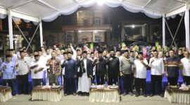 Amsakar dalam acara Halalbihalal bersama Lembaga Kemasyarakatan Kelurahan (LKK), tokoh masyarakat dan warga Kecamatan Batuampar di Halaman Masjid Darul Ihsan, Tanjung Sengkuang, Jumat (2/5/2025) malam. Foto: INIKEPRI.COM/Media Center Batam 