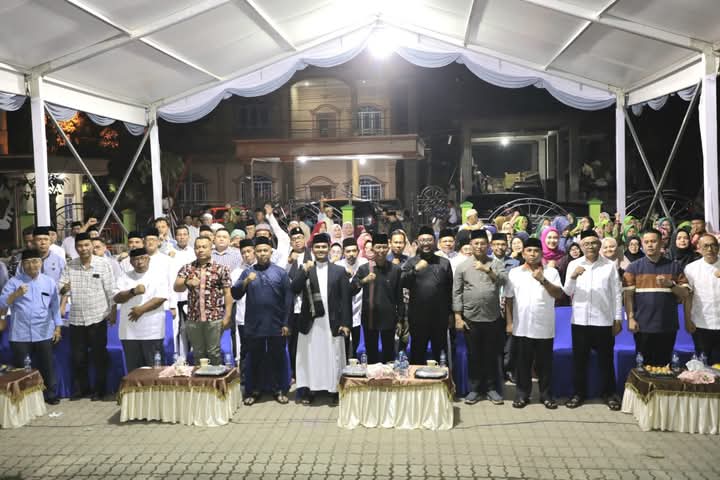 Amsakar dalam acara Halalbihalal bersama Lembaga Kemasyarakatan Kelurahan (LKK), tokoh masyarakat dan warga Kecamatan Batuampar di Halaman Masjid Darul Ihsan, Tanjung Sengkuang, Jumat (2/5/2025) malam. Foto: INIKEPRI.COM/Media Center Batam 