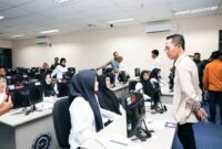 Wali Kota Batam, Amsakar Achmad, memberikan pengarahan langsung kepada para peserta seleksi Pegawai Pemerintah dengan Perjanjian Kerja (PPPK) Formasi Tahun 2024 yang digelar di UPT BKN Gedung Bersama Pemko Batam, Batamcenter, Sabtu (3/5/2025). Foto: INIKEPRI.COM