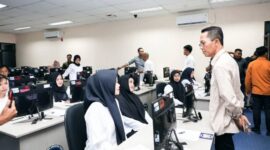 Wali Kota Batam, Amsakar Achmad, memberikan pengarahan langsung kepada para peserta seleksi Pegawai Pemerintah dengan Perjanjian Kerja (PPPK) Formasi Tahun 2024 yang digelar di UPT BKN Gedung Bersama Pemko Batam, Batamcenter, Sabtu (3/5/2025). Foto: INIKEPRI.COM