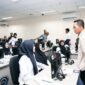 Wali Kota Batam, Amsakar Achmad, memberikan pengarahan langsung kepada para peserta seleksi Pegawai Pemerintah dengan Perjanjian Kerja (PPPK) Formasi Tahun 2024 yang digelar di UPT BKN Gedung Bersama Pemko Batam, Batamcenter, Sabtu (3/5/2025). Foto: INIKEPRI.COM