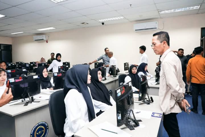 Wali Kota Batam, Amsakar Achmad, memberikan pengarahan langsung kepada para peserta seleksi Pegawai Pemerintah dengan Perjanjian Kerja (PPPK) Formasi Tahun 2024 yang digelar di UPT BKN Gedung Bersama Pemko Batam, Batamcenter, Sabtu (3/5/2025). Foto: INIKEPRI.COM