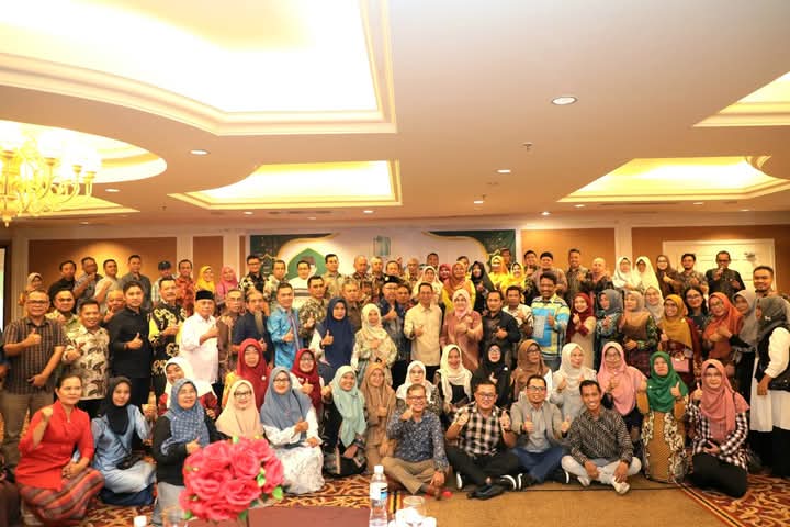 Wali Kota Batam, Amsakar Achmad menghadiri secara langsung Halal bi Halal Ikatan Keluarga Unri (IKA) Universitas Riau (UNRI) di Hotel Harmoni One Batam Center, Sabtu, (3/5/2025). Foto: INIKEPRI.COM