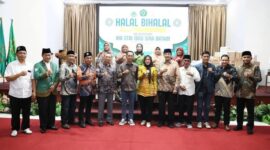 Wali Kota Batam sekaligus Ex Officio Kepala BP Batam Amsakar Achmad menghadiri acara Halalbihalal dan Pengukuhan Ikatan Alumni (IKA) Sekolah Tinggi Agama Islam (STAI) Ibnu Sina Batam masa khidmat 2025–2028. Kegiatan ini berlangsung di Aula Kampus Ibnu Sina, Minggu (4/5). Foto: INIKEPRI.COM