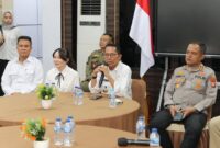 Wali Kota Batam, Amsakar Achmad, dan Wakil Wali Kota Batam, Li Claudia Chandra, menerima aspirasi dari sekitar 50 warga Rempang dalam pertemuan terbuka, di Kantor Wali Kota Batam, Senin (5/5/2025). Foto: INIKEPRI.COM