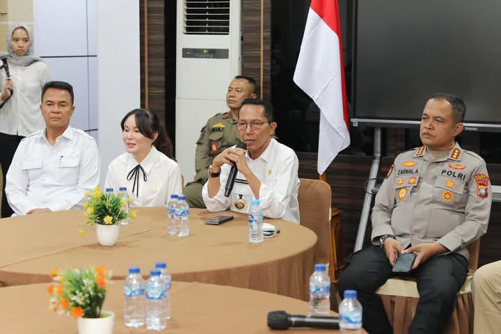 Wali Kota Batam, Amsakar Achmad, dan Wakil Wali Kota Batam, Li Claudia Chandra, menerima aspirasi dari sekitar 50 warga Rempang dalam pertemuan terbuka, di Kantor Wali Kota Batam, Senin (5/5/2025). Foto: INIKEPRI.COM 