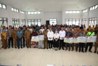 Wali Kota Batam, Amsakar Achmad, bersama Wakil Wali Kota Batam, Li Claudia Chandra, menyerahkan bantuan sosial (bansos) bagi kalangan lansia se-Kecamatan Belakangpadang di Gedung Nasional, Belakangpadang, Senin (5/5/2025). Foto: INIKEPRI.COM/Media Center Batam
