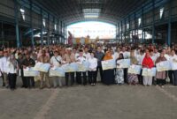 Wakil Wali Kota Batam Li Claudia Chandra menyerahkan secara simbolis bantuan sosial ke lansia di SP, Batuaji. Foto: INIKEPRI.COM