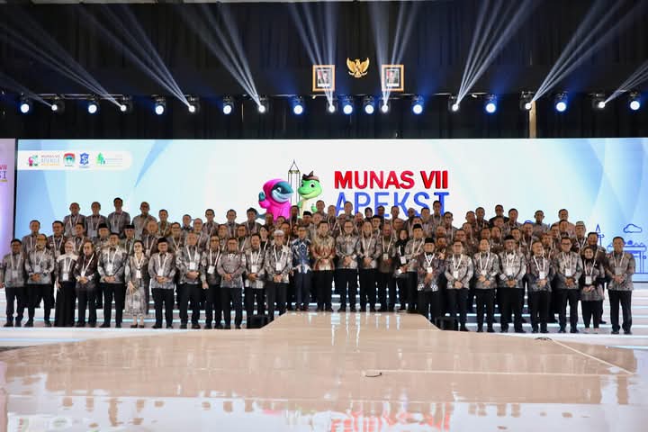 Wali Kota Batam, Amsakar Achmad, menghadiri Musyawarah Nasional (Munas) VII Asosiasi Pemerintah Kota Seluruh Indonesia (APEKSI) di Kota Surabaya yang digelar pada 6–10 Mei 2025. Foto: INIKEPRI.COM/Media Center Batam 