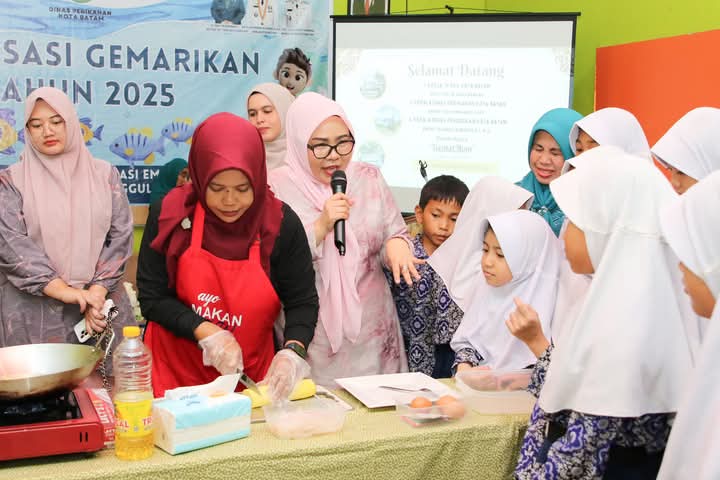 Ketua TP-PKK Kota Batam, Hj. Erlita Amsakar saat membuka kegiatan Gerakan Memasyarakatkan Makan Ikan (Gemarikan) di SDN 010 Kecamatan Sagulung, Kamis 8 Mei 2025. Foto: INIKEPRI.COM/Media Center Batam 