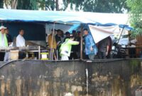 Wakil Wali Kota Batam, Li Claudia Chandra, turun langsung meninjau lokasi banjir di kawasan Batam Kota. Foto: INIKEPRI.COM