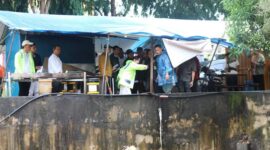 Wakil Wali Kota Batam, Li Claudia Chandra, turun langsung meninjau lokasi banjir di kawasan Batam Kota. Foto: INIKEPRI.COM