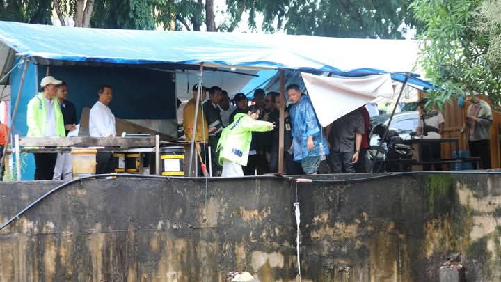 Wakil Wali Kota Batam, Li Claudia Chandra, turun langsung meninjau lokasi banjir di kawasan Batam Kota. Foto: INIKEPRI.COM