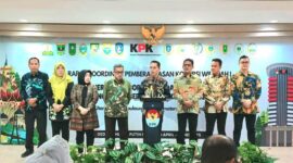 Wali Kota Batam, Amsakar Achmad bersama Sekretaris Daerah Kota Batam, Jefridin, M.Pd. menghadiri acara Rapat Koordinasi Penguatan Sinergi Kolaborasi antara Komisi Pemberantasan Korupsi (KPK) dan Pemerintah Daerah dalam Rangka Pemberantasan Korupsi di Wilayah I, Jumat (16/01/2025). Foto: INIKEPRI.COM/Media Center Batam 