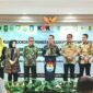 Wali Kota Batam, Amsakar Achmad bersama Sekretaris Daerah Kota Batam, Jefridin, M.Pd. menghadiri acara Rapat Koordinasi Penguatan Sinergi Kolaborasi antara Komisi Pemberantasan Korupsi (KPK) dan Pemerintah Daerah dalam Rangka Pemberantasan Korupsi di Wilayah I, Jumat (16/01/2025). Foto: INIKEPRI.COM/Media Center Batam 