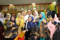 Wali Kota Batam, Amsakar Achmad, membuka secara resmi kegiatan Pelatihan Batik Pemula bagi Wirausaha Baru Industri Kecil Menengah (IKM) di Gedung Lembaga Adat Melayu (LAM) Batam, Senin (19/5/2025). Foto: INIKEPRI.COM