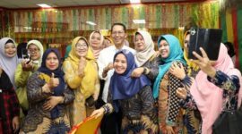 Wali Kota Batam, Amsakar Achmad, membuka secara resmi kegiatan Pelatihan Batik Pemula bagi Wirausaha Baru Industri Kecil Menengah (IKM) di Gedung Lembaga Adat Melayu (LAM) Batam, Senin (19/5/2025). Foto: INIKEPRI.COM