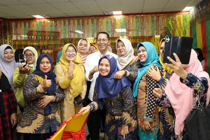 Wali Kota Batam, Amsakar Achmad, membuka secara resmi kegiatan Pelatihan Batik Pemula bagi Wirausaha Baru Industri Kecil Menengah (IKM) di Gedung Lembaga Adat Melayu (LAM) Batam, Senin (19/5/2025). Foto: INIKEPRI.COM
