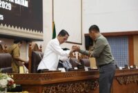 Wali Kota Batam, Amsakar Achmad, menghadiri Rapat Paripurna DPRD Kota Batam dengan agenda penyampaian pandangan umum fraksi-fraksi terhadap Rancangan Peraturan Daerah (Ranperda) tentang Rencana Pembangunan Jangka Menengah Daerah (RPJMD) Kota Batam Tahun 2025–2029, Senin (19/5/2025). Foto: INIKEPRI.COM