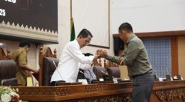 Wali Kota Batam, Amsakar Achmad, menghadiri Rapat Paripurna DPRD Kota Batam dengan agenda penyampaian pandangan umum fraksi-fraksi terhadap Rancangan Peraturan Daerah (Ranperda) tentang Rencana Pembangunan Jangka Menengah Daerah (RPJMD) Kota Batam Tahun 2025–2029, Senin (19/5/2025). Foto: INIKEPRI.COM