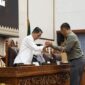 Wali Kota Batam, Amsakar Achmad, menghadiri Rapat Paripurna DPRD Kota Batam dengan agenda penyampaian pandangan umum fraksi-fraksi terhadap Rancangan Peraturan Daerah (Ranperda) tentang Rencana Pembangunan Jangka Menengah Daerah (RPJMD) Kota Batam Tahun 2025–2029, Senin (19/5/2025). Foto: INIKEPRI.COM