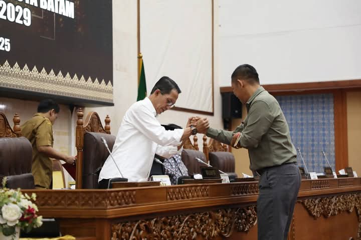 Wali Kota Batam, Amsakar Achmad, menghadiri Rapat Paripurna DPRD Kota Batam dengan agenda penyampaian pandangan umum fraksi-fraksi terhadap Rancangan Peraturan Daerah (Ranperda) tentang Rencana Pembangunan Jangka Menengah Daerah (RPJMD) Kota Batam Tahun 2025–2029, Senin (19/5/2025). Foto: INIKEPRI.COM