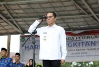 Wali Kota Batam Amsakar Achmad menjadi inspektur Upacara Bendera Peringatan Hari Kebangkitan Nasional (Harkitnas) ke-117 Tingkat Kota Batam di Dataran Engku Putri, Selasa (20/5/2025). Foto: INIKEPRI.COM
