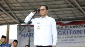 Wali Kota Batam Amsakar Achmad menjadi inspektur Upacara Bendera Peringatan Hari Kebangkitan Nasional (Harkitnas) ke-117 Tingkat Kota Batam di Dataran Engku Putri, Selasa (20/5/2025). Foto: INIKEPRI.COM
