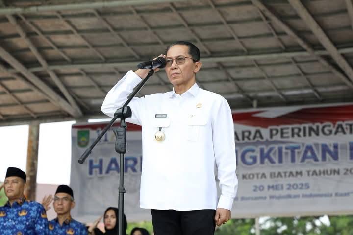 Wali Kota Batam Amsakar Achmad menjadi inspektur Upacara Bendera Peringatan Hari Kebangkitan Nasional (Harkitnas) ke-117 Tingkat Kota Batam di Dataran Engku Putri, Selasa (20/5/2025). Foto: INIKEPRI.COM