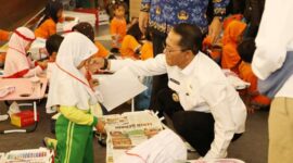 Wali Kota Batam Amsakar Achmad membuka secara resmi kegiatan Gema Seni (Gemar Membaca Sejak Dini) yang digelar di Atrium A One Batam Mall, Selasa (20/5/2025). Foto: INIKEPRI.COM
