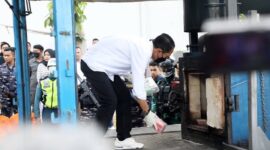 Wali Kota Batam Amsakar Achmad hadir di pemusnaham dua ton lebih narkoba jenis sabu dan kokain di Gedung Serbaguna Markas Komando Lantamal IV Batam, Selasa (20/5/2025). Foto: INIKEPRI.COM