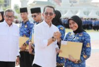 Sebanyak 1.980 aparatur sipil negara (ASN) yang terdiri dari Calon Pegawai Negeri Sipil (CPNS) dan Pegawai Pemerintah dengan Perjanjian Kerja (PPPK) secara resmi menerima Surat Keputusan (SK) pengangkatan di Dataran Engku Putri, Batam Center, Rabu (20/5/2025). Pengangkatan ini merupakan bagian dari Formasi ASN Tahun 2024 Tahap I. Foto: INIKEPRI.COM