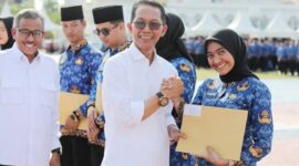 Sebanyak 1.980 aparatur sipil negara (ASN) yang terdiri dari Calon Pegawai Negeri Sipil (CPNS) dan Pegawai Pemerintah dengan Perjanjian Kerja (PPPK) secara resmi menerima Surat Keputusan (SK) pengangkatan di Dataran Engku Putri, Batam Center, Rabu (20/5/2025). Pengangkatan ini merupakan bagian dari Formasi ASN Tahun 2024 Tahap I. Foto: INIKEPRI.COM